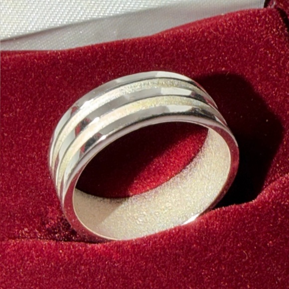 NEW - 925 Sterling Silver Ring - Picture 2 of 5